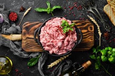 Baharatlı bir kasede kıyma. Üst Manzara. Kırsal biçim.