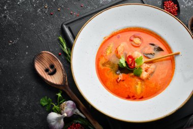 Deniz mahsullü domates çorbası: karides ve midye. Üst Manzara. Metin için boş alan.
