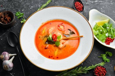 Deniz mahsullü domates çorbası: karides ve midye. Üst Manzara. Metin için boş alan.