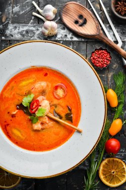 Deniz mahsullü domates çorbası: karides ve midye. Üst Manzara. Metin için boş alan.