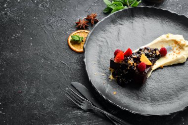 Böğürtlen ve kremalı marmelatlı tatlı. Üst Manzara. Metin için boş alan.