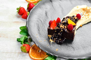 Böğürtlen ve kremalı marmelatlı tatlı. Üst Manzara. Metin için boş alan.