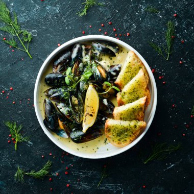 Krema soslu ve sarımsaklı midye. Üst Manzara. Metin için boş alan.