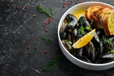 Krema soslu ve sarımsaklı midye. Üst Manzara. Metin için boş alan.