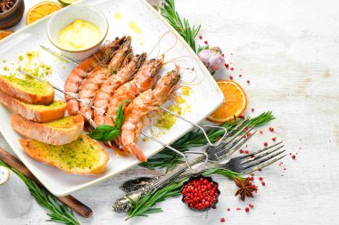 Peynir soslu ve sarımsaklı ızgara karides. Üst Manzara. Metin için boş alan.