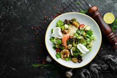 Deniz ürünleri salatası: midye, karides, mürekkep balığı. Üst Manzara. Metin için boş alan.