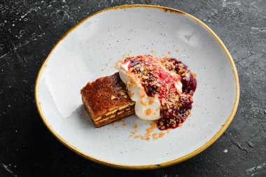 Meyve ve kremalı bir dilim pasta. Üst Manzara. Metin için boş alan.