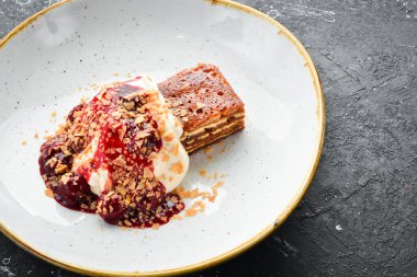 Meyve ve kremalı bir dilim pasta. Üst Manzara. Metin için boş alan.