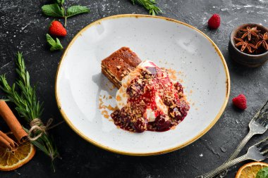 Meyve ve kremalı bir dilim pasta. Üst Manzara. Metin için boş alan.