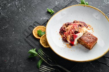 Meyve ve kremalı bir dilim pasta. Üst Manzara. Metin için boş alan.