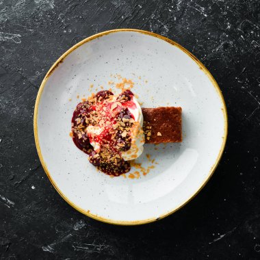 Meyve ve kremalı bir dilim pasta. Üst Manzara. Metin için boş alan.