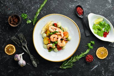 Patates ve sebzeli fırında karides. Üst Manzara. Metin için boş alan.