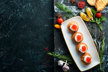 Soğuk atıştırmalıklar. Peynirli pasta ve kırmızı havyar. Havyarlı sandviç. Üst Manzara. Metin için boş alan.