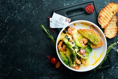 Karides salatası, zeytin, çam fıstığı ve marul. Üst Manzara. Metin için boş alan.