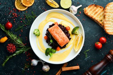 Yaban pirinci ve sebzeli fırında somon filetosu. Üst Manzara. Metin için boş alan.