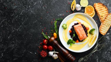 Yaban pirinci ve sebzeli fırında somon filetosu. Üst Manzara. Metin için boş alan.