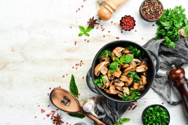 Yiyecekler. Siyah taş tabakta fesleğenli ızgara mantar. Üst Manzara. Metnin için boş yer.