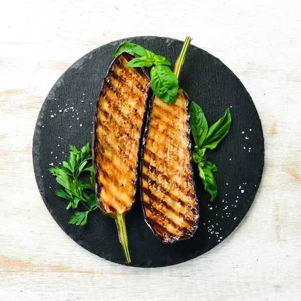 Melanzane Alla Griglia Con Basilico Piatto Pietra Nera Vista Dall — Foto Stock