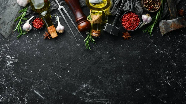 Fűszerek Gyógynövények Olaj Egy Fekete Kőasztalon Első Látásra Szabad Hely — Stock Fotó