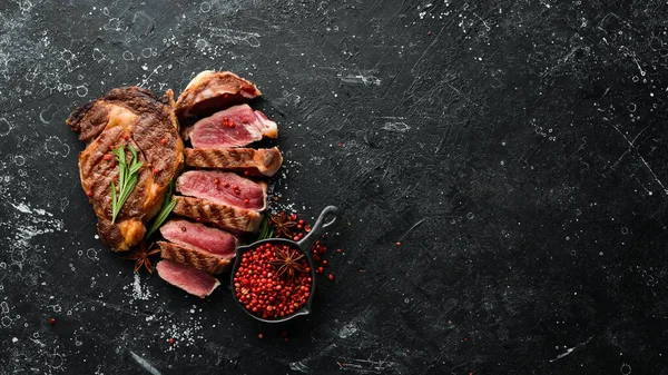 Filete Ternera Parrilla Con Romero Especias Sobre Fondo Piedra Negra — Foto de Stock