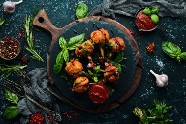 Yiyecekler. Ketçaplı tavuk kanadı ve kara taş tabakta balzamik sos. Üst Manzara. Metnin için boş yer.