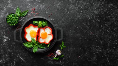 Tavada tatlı biberle çırpılmış yumurta. Üst Manzara. Metnin için boş yer.