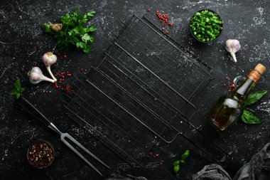 Baharat ve sebzelerle dolu siyah mutfak arka planı. Üst Manzara. Metnin için boş yer.