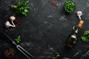 Baharat ve sebzelerle dolu siyah mutfak arka planı. Üst Manzara. Metnin için boş yer.