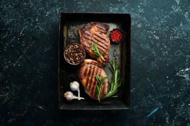 Metal bir kabın içinde biftek pirzolası. Üst Manzara. Metnin için boş yer.