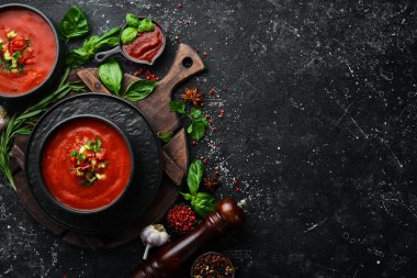 Yiyecekler. Siyah taştan bir tabakta domates çorbası. Üst Manzara. Metnin için boş yer.