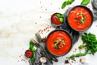 Yiyecekler. Siyah taştan bir tabakta domates çorbası. Üst Manzara. Metnin için boş yer.