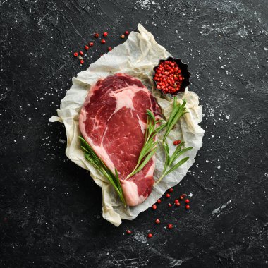 Çiğ et, arka planda biftek. Üst Manzara. Metnin için boş yer.