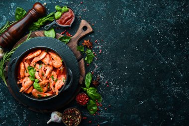 Yiyecekler. Siyah taş tabakta fesleğenli domates soslu haşlanmış karides. Üst Manzara. Metnin için boş yer.