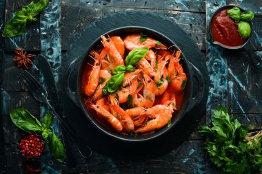 Yiyecekler. Siyah taş tabakta fesleğenli domates soslu haşlanmış karides. Üst Manzara. Metnin için boş yer.