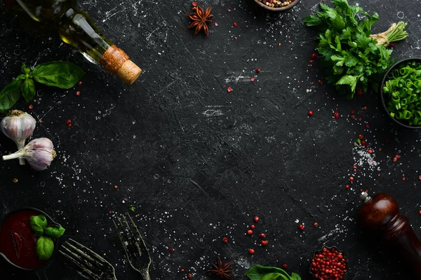 Fondo Culinario Negro Con Especias Verduras Mesa Vista Superior Espacio — Foto de Stock