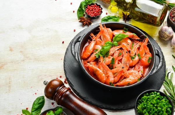 Food Boiled Shrimp Tomato Sauce Basil Black Stone Plate Top — Stock Photo, Image