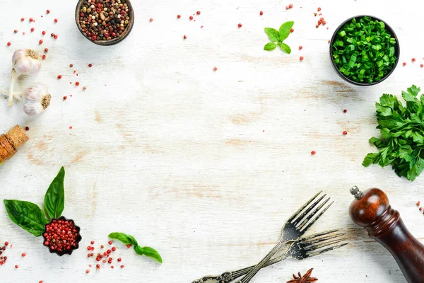 Witte Culinaire Achtergrond Met Specerijen Kruiden Tafel Bovenaanzicht Vrije Ruimte — Stockfoto