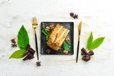 Siyah bir tabakta lezzetli fındıklı kek. Üst Manzara. Kırsal biçim.