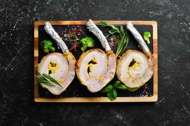 Kemiklerdeki domuz filetosu baharat ve baharatla pişirilmiş. Üst Manzara. Kırsal biçim.