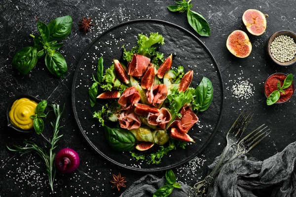 Zöld Saláta Sonkával Uborkával Fügével Egy Fekete Kőtányéron Étel Első — Stock Fotó