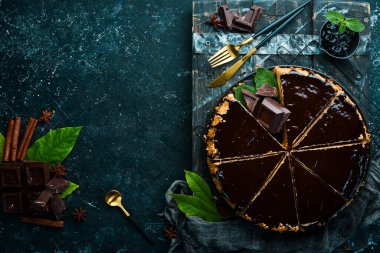 Siyah bir tabakta lezzetli çikolatalı pasta. Üst Manzara. Kırsal biçim.