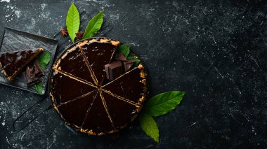 Siyah bir tabakta lezzetli çikolatalı pasta. Üst Manzara. Kırsal biçim.