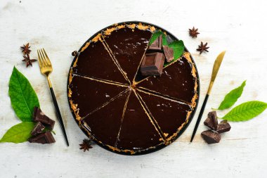 Siyah bir tabakta lezzetli çikolatalı pasta. Üst Manzara. Kırsal biçim.