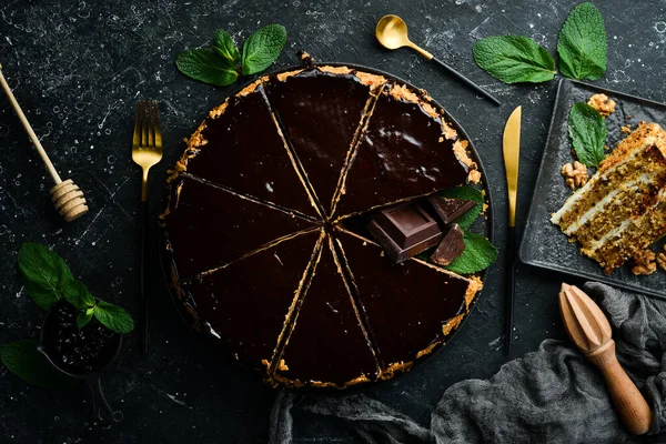 ブラックストーンプレートの上においしいチョコレートケーキ 最上階だ 素朴な様式 — ストック写真