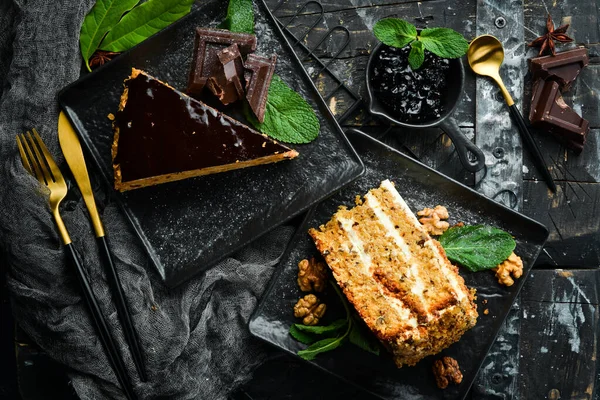 ブラックストーンプレートの上においしいチョコレートケーキ 最上階だ 素朴な様式 — ストック写真