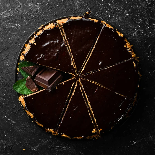 Νόστιμο Κέικ Σοκολάτας Ένα Μαύρο Πέτρινο Πιάτο Στο Πάνω Μέρος — Φωτογραφία Αρχείου