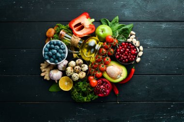 Sağlıklı yemek geçmişi. Sağlıklı gıda kavramı, taze sebzeler, fındık ve meyveler. Taş zeminde. Üst Manzara. Boşluğu kopyala