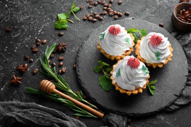 Kremalı tatlı sepetler dolusu pasta. Tatlı hamur işleri ve tatlı. Üst görünüm.