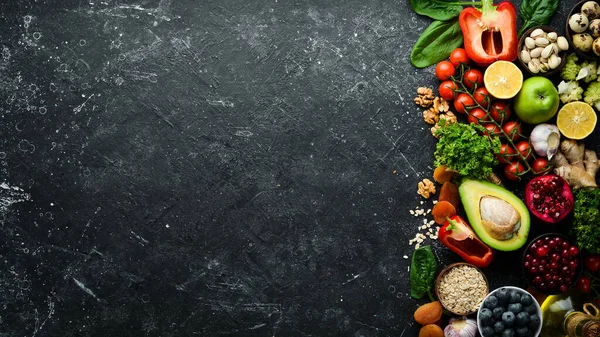 健康食品背景 健康食品 新鲜蔬菜 坚果和水果的概念 在石头的背景上 顶部视图 复制空间 — 图库照片