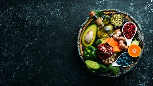 Conjunto Frutas Legumes Bagas Nozes Uma Caixa Madeira Comida Vegan — Fotografia de Stock